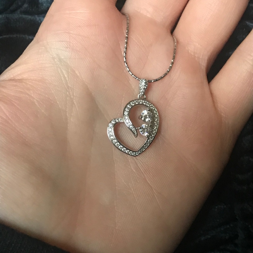 Heart necklace with 2 round cut in the center